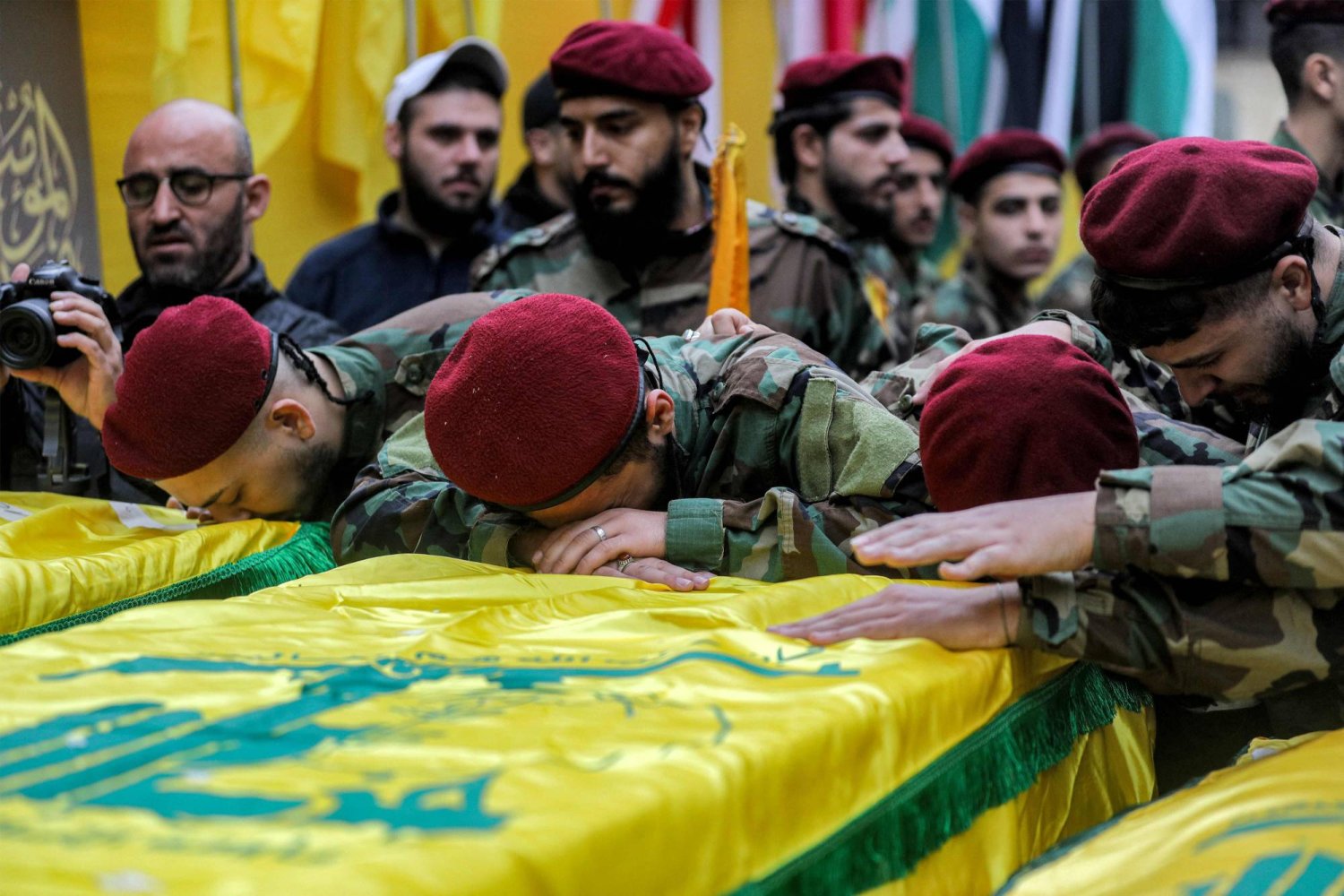 مقاتلون من حزب الله خلال جنازة في ضاحية بيروت الجنوبية لثلاثة من رفاقهم قُتلوا في سوريا سوريا كانت «كعب أخيل»… كيف اخترقت إسرائيل «الحزب»؟