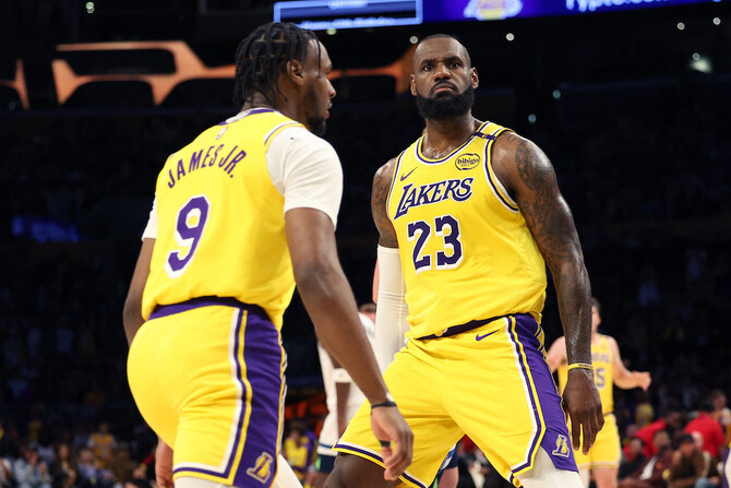 Minnesota Timberwolves v Los Angeles Lakers ليبرون جيمس يصنع التاريخ بلعبه إلى جانب ابنه في فوز الليكرز على تيمبروولفز