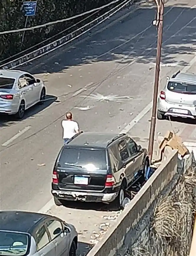 بالفيديو- السيّارة المستهدفة في منطقة بشامون، قضاء عاليه
