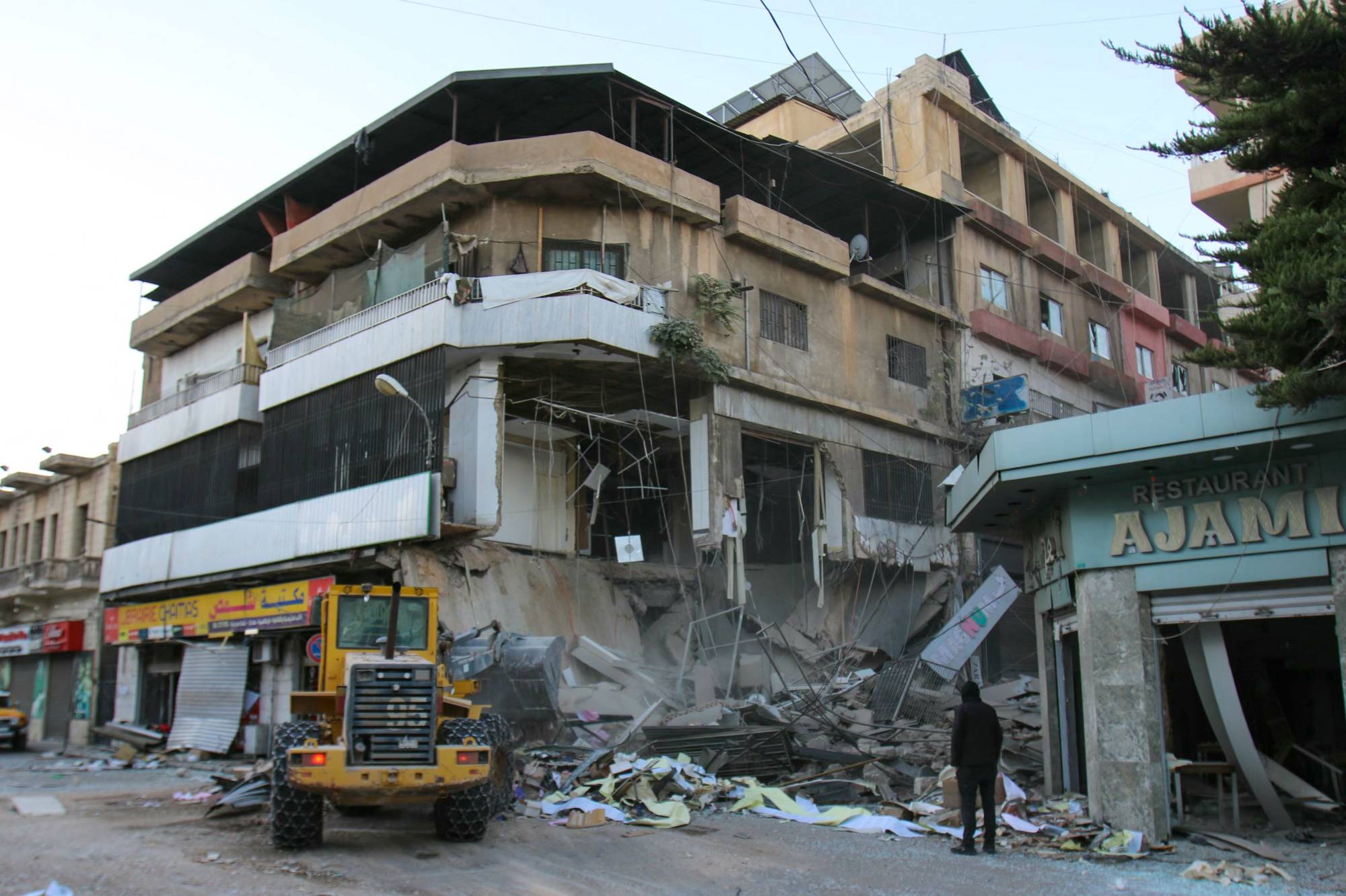 LEBANON-ISRAEL-PALESTINIAN-CONFLICT إسرائيل تدمّر مؤسسات «الحزب» الخدماتية لاقتلاعه من البيئة الشيعية