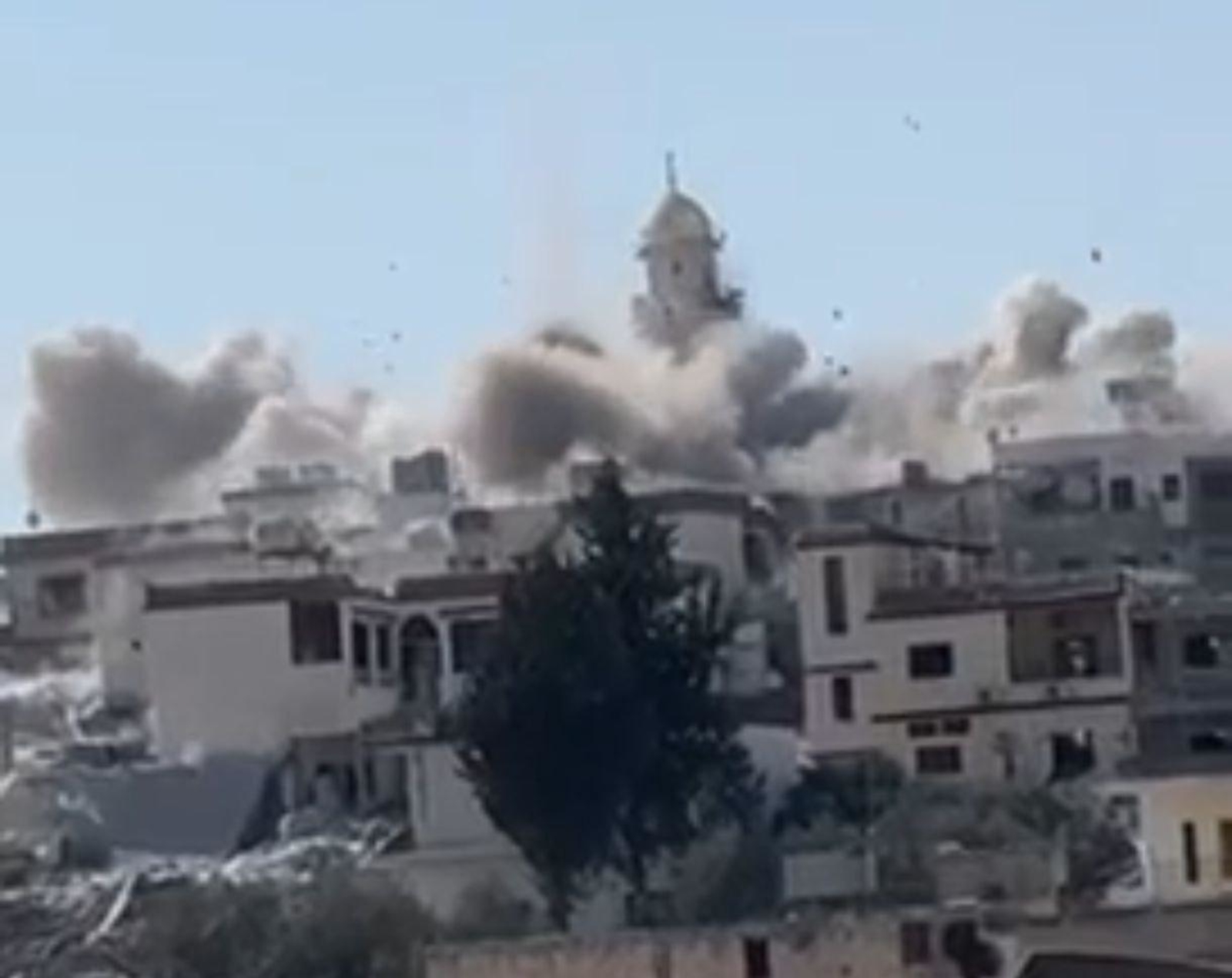 بالفيديو- في الجنوب وعلى وقع أصوات الضحك والغناء، الجيش الاسرائيلي يفجّر مسجداً