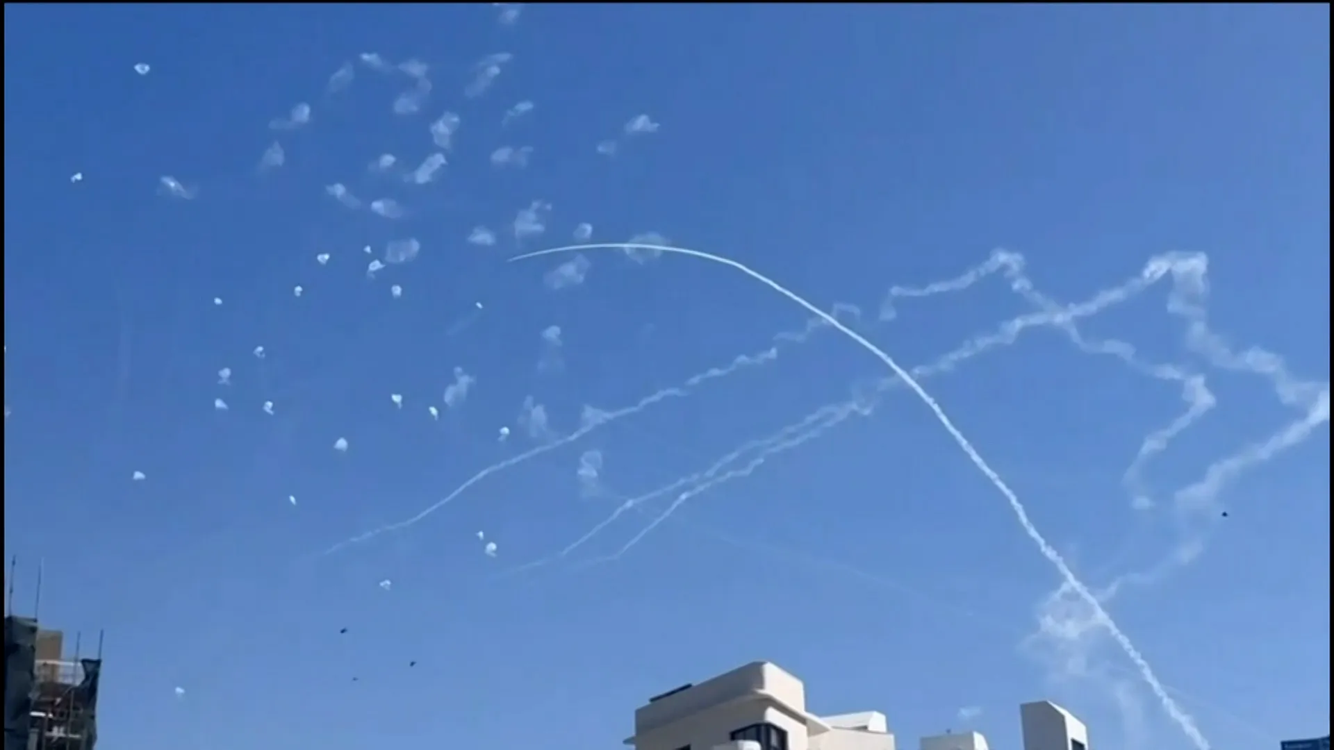 سقوط صواريخ في المناطق الشرقية من خليج حيفا وأنباء عن إصابة بحالة حرجة
