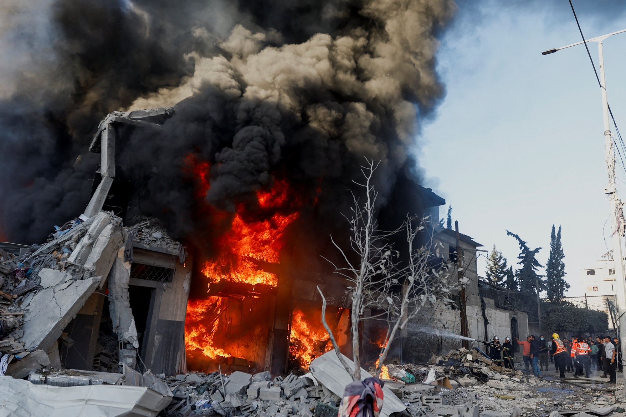 Aftermath of an Israeli strike in Khan Younis الجيش الإسرائيلي يسجّل 594 إصابة في معارك الجنوب، والغارات تتكثّف على البلدات الجنوبيّة