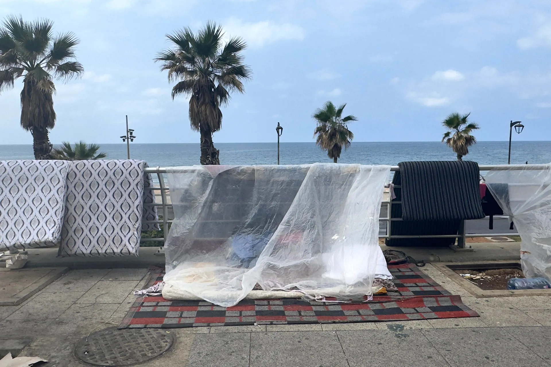 نازحون إجلاء أكثر من 400 نازح عن الكورنيش البحري لبيروت وتأمينهم بمركز إيواء في منطقة الكرنتينا على أن تستكمل عملية تأمين الدفعة الثانية خلال أيام قليلة