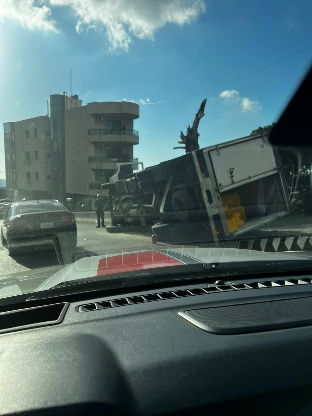 بالصورة- إنزلاق شاحنة على كوع عاريا – عاليه، مما سبب زحمة سير