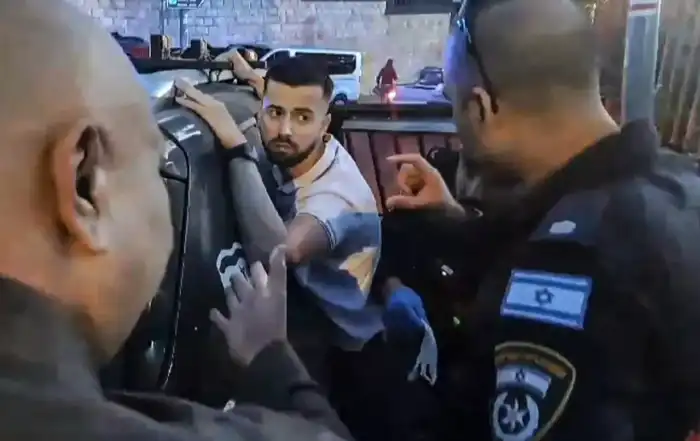 الشرطة الاسرائيلية توقف شرطيا فرنسيا أمام كنيسو ايليونا بعد الاشكال مع مرافقي بارو