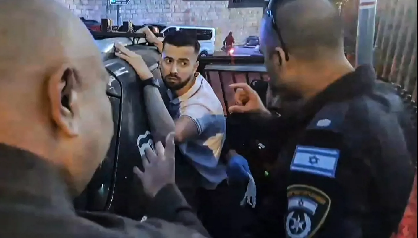 الشرطة الاسرائيلية توقف شرطيا فرنسيا أمام كنيسو ايليونا بعد الاشكال مع مرافقي بارو الشرطة الاسرائيلية توقف شرطيا فرنسيا أمام كنيسو ايليونا بعد الاشكال مع مرافقي بارو