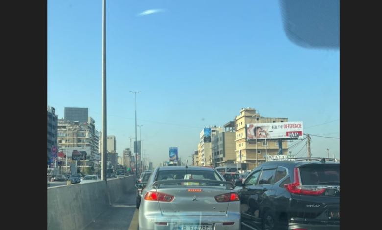 بالفيديو- حاول العبور على أوتوستراد الضبيّة فصدمته سيّارة