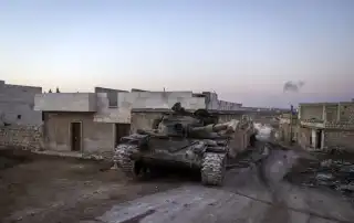 دبابة مدمَّرة للجيش السوري في قرية عنجارة على مشارف حلب
