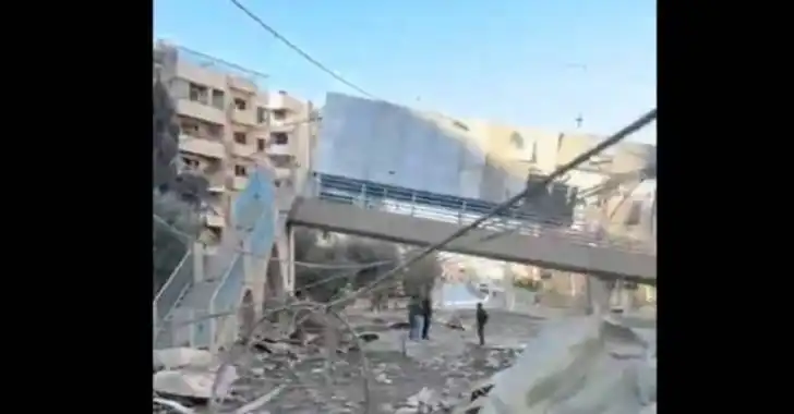 سقوط جسر المشاة غارة