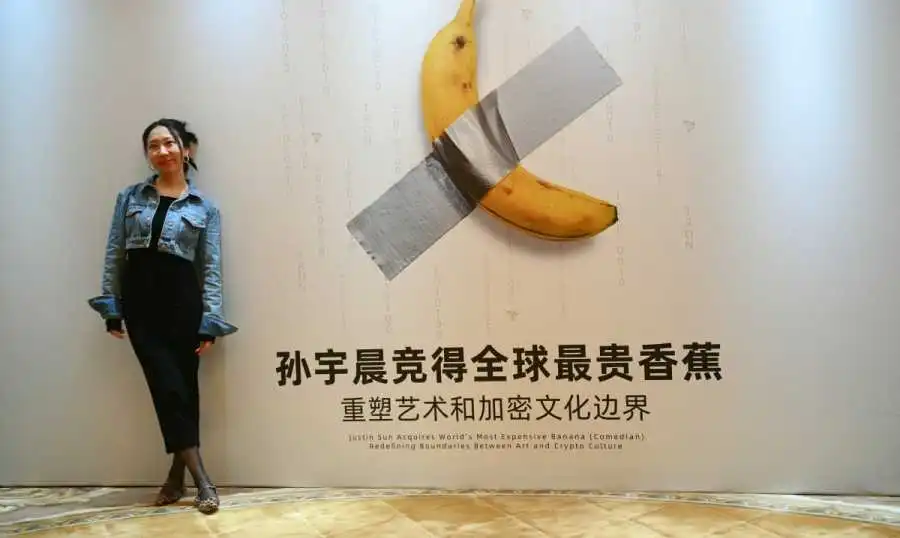 لوحة الموزة اشترى “لوحة الموزة” بـ6,2 مليون دولار والتهمها في بث مباشر