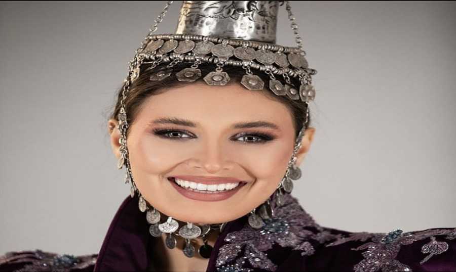 ملكة 1 ندى كوسا تلفت الأنظار بالزيّ الوطني في المكسيك