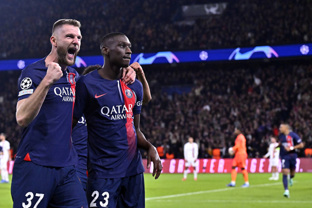 celebration-de-skriniar-et-kolo-muani-face-a-l-ac-milan احتمال مغادرة لاعبين من باريس سان جيرمان في يناير