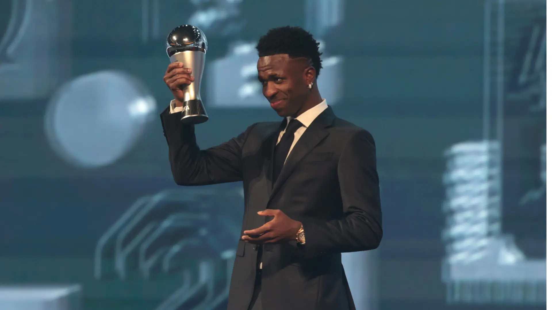 vinicius-jr-podium-24-12-g-1200 فينيسيوس جونيور يتوج بجائزة “The Best” لعام 2024: من شوارع ساو غونزالو إلى القمة العالمية