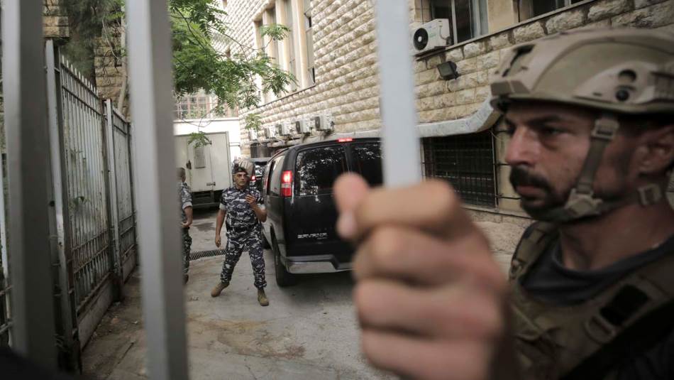 أمن الدولة يصادر صناديق الحزب: أسلحة وقطع حربية