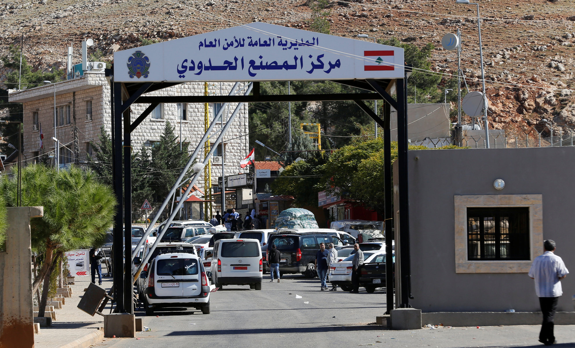 Vehicles are seen at Masnaa border crossing between Lebanon and Syria ماذا يجري على خط سوريا- لبنان؟