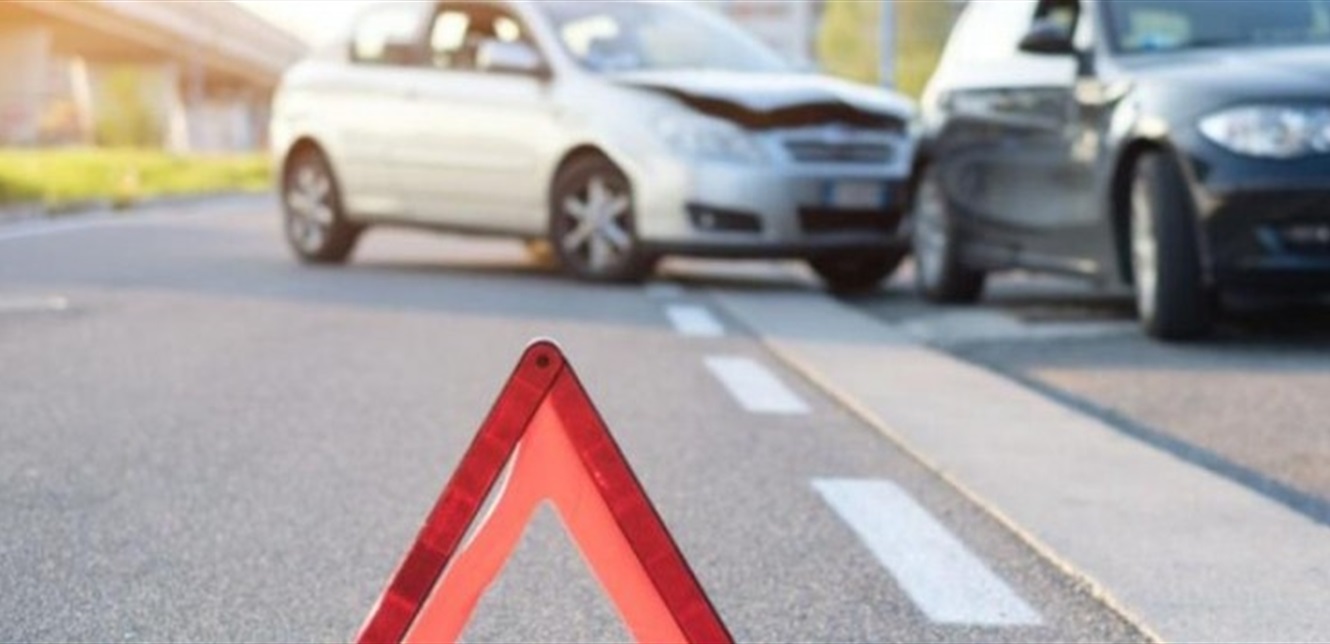 تصادم تصادم بين سيارتين على أوتوستراد الدورة