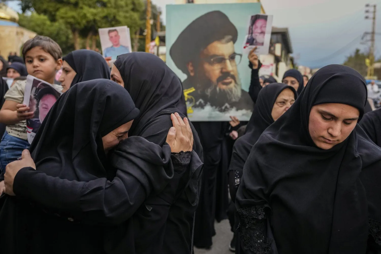 حزب الله نساء تشييع قضية المقاتلين المفقودين تربك «الحزب» أمام بيئته: فقدان الاتصال بأكثر من ألف عنصر وتعثّر البحث عن جثثهم