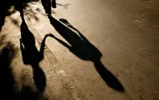ظل رجل وطفل