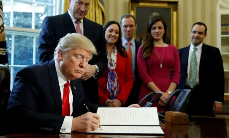 trump ترامب العائد إلى البيت الأبيض.. 200 أمر تنفيذي بانتظار التوقيع في اليوم الأوّل