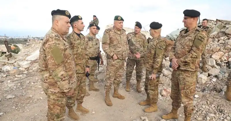 اللواء الركن حسان عوده يتفقد قيادة لواء المشاة الخامس في البياضة جنوباً اللواء الركن حسان عوده يتفقد قيادة لواء المشاة الخامس في البياضة جنوباً