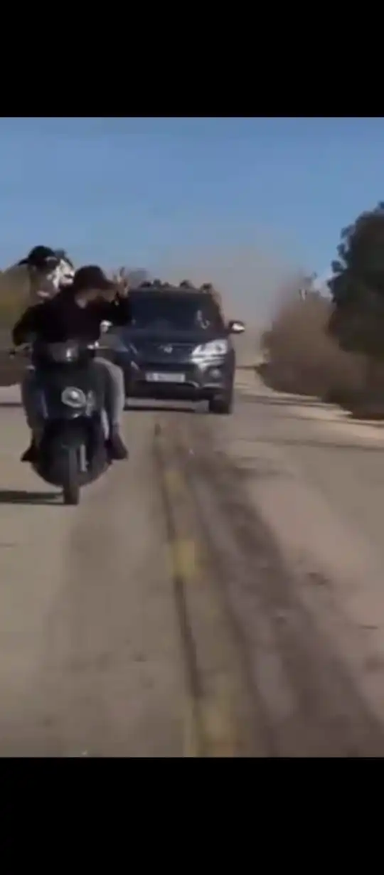 بالفيديو- دبابة إسرائيليّة تطارد المواطنين في مروحين يوم أمس