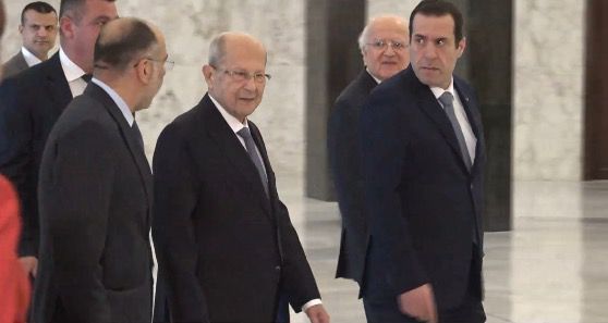 عون وصول الرئيس السابق ميشال عون الى بعبدا، وبالفيديو- الرئيس الجديد يغمز ويرسل القبلات