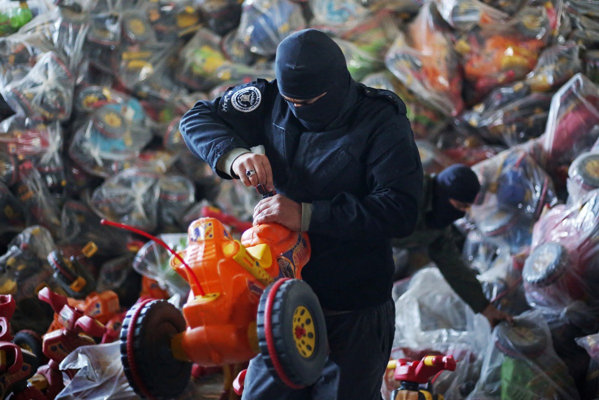 SYRIA-CONFLICT-DRUGS-CAPTAGON بالصور- في دمشق، إتلاف 100 مليون حبة كبتاغون في مقرّ “الفرقة الرابعة” لماهر الأسد