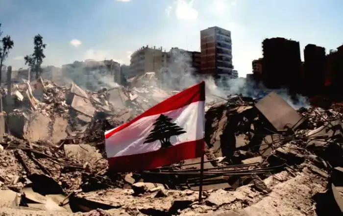 لبنان علم وسط الدمار