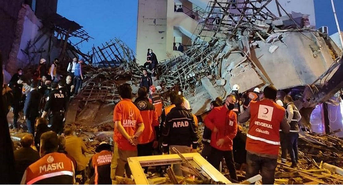 مبنى منهار بالفيديو- إنهيار مبنى من 3 طوابق في تركيا