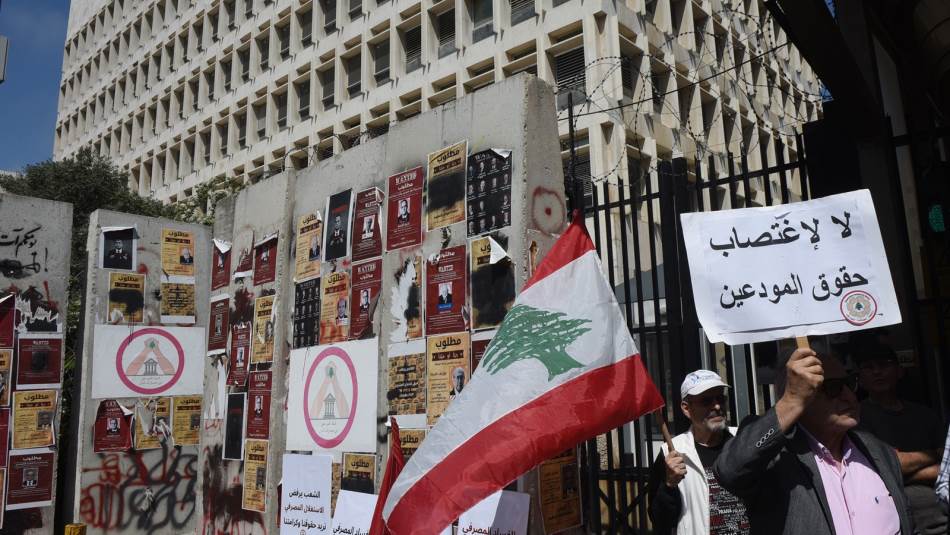 مصرف لبنان مودع 1 3 سنوات لرد الودائع حتى 100 ألف دولار