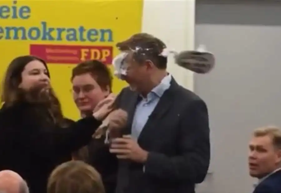 وزير الماني بالفيديو- وزير ألماني يتعرّض للرشق بــ رغوة حلاقة