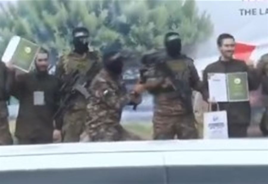 بالفيديو- أسير إسرائيلي يقبّل رأس عنصر من كتائب القسام خلال عمليّة تسليم الرهائن