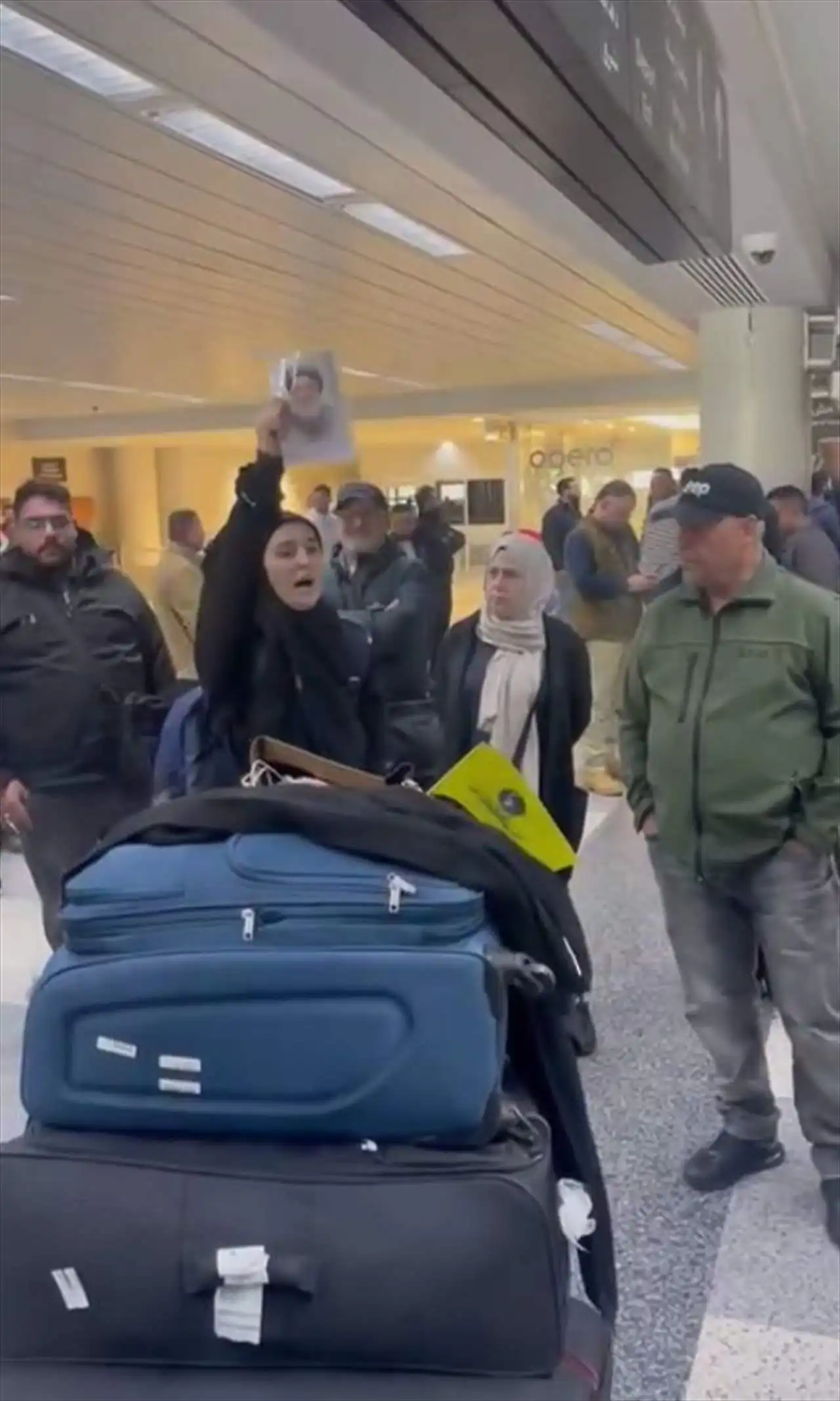 توتّر داخل مطار بيروت