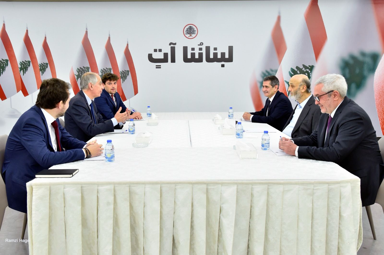 جعجع جعجع خلال لقائه ماغرو: حين تظهر الدولة جديتها بتفيذ القرارات الدولية، ستقف الى جانبنا دول العالم كلها