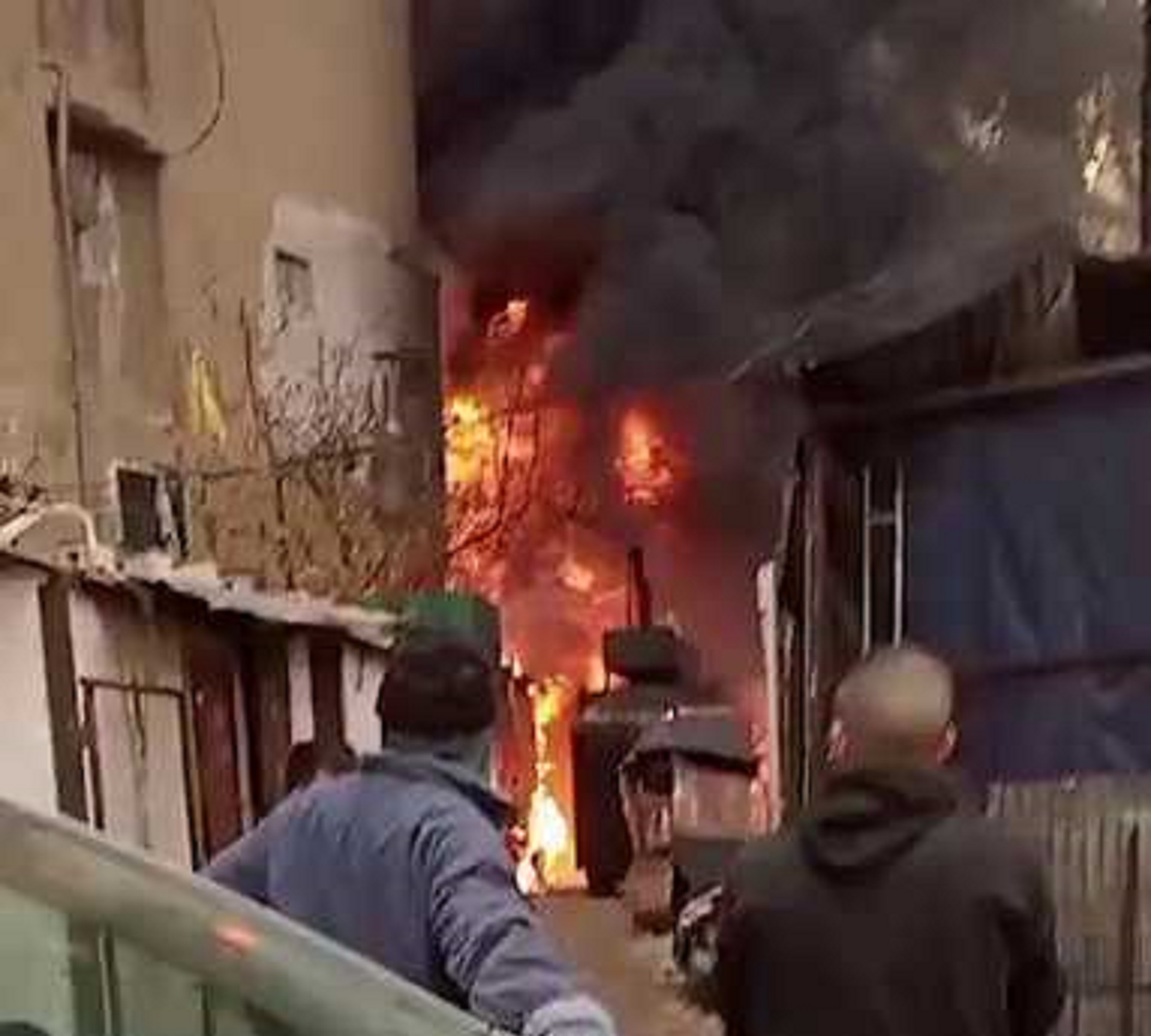 حريق كبير في أحد المولدات في برج البراجنة