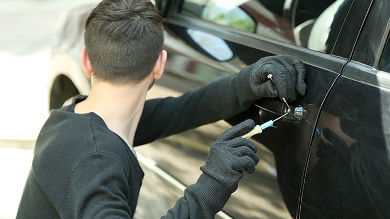 بالفيديو- سرقة دراجة نارية في عين الرمانة