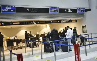 مطار بيروت داخل