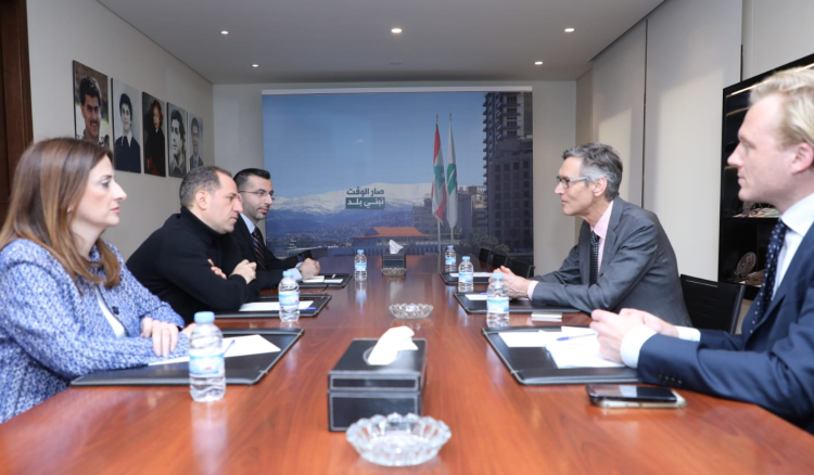 الجميل وسفير هولندا الجميل يؤكد أهمية استعادة الدولة سيادتها الكاملة على أراضيها
