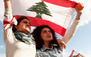 امراة علم لبنان