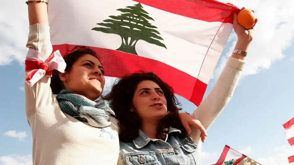 امراة علم لبنان