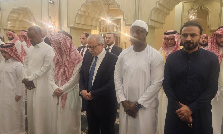 بالصور- سلام يؤدّي صلاة العيد في جدّة