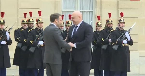 عون وماكرون عون بعد لقائه ماكرون: أدعو أصدقاء لبنان لوقف التدهور الأمني ومصمّمون على بسط الجيش سيطرته على كل الأراضي