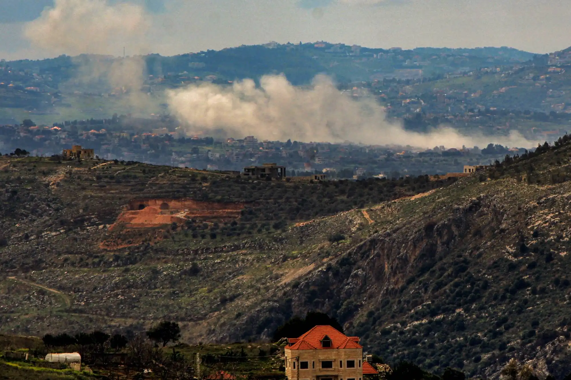 Israel attacks southern Lebanon غارة البقاع سحمر