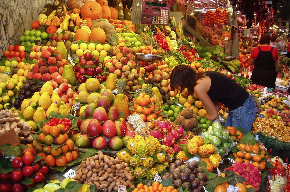 1200px-Fruit_Stall_in_Barcelona_Market مصادرة 55 طنًا من الفواكه المهرّبة