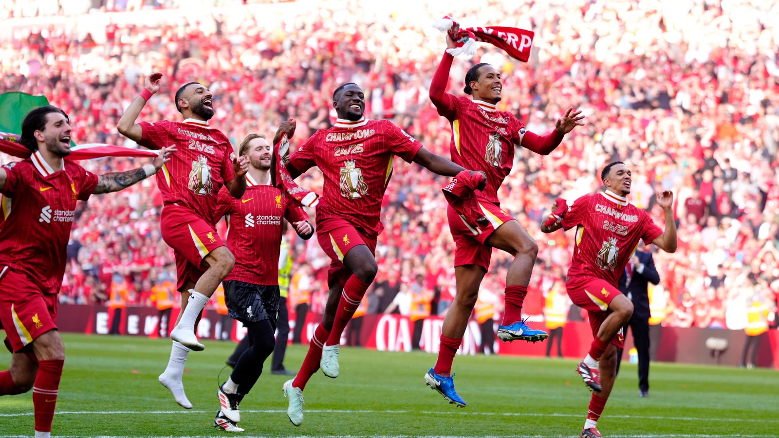 skynews-liverpool-football_6899235 ليفربول يفوز بالدوري ويعادل مانشستر يونايتد في عدد الألقاب!