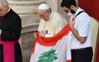 البابا فرنسيس علم لبنان