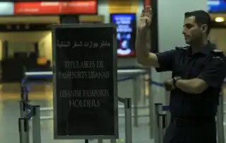 المطار بوابة