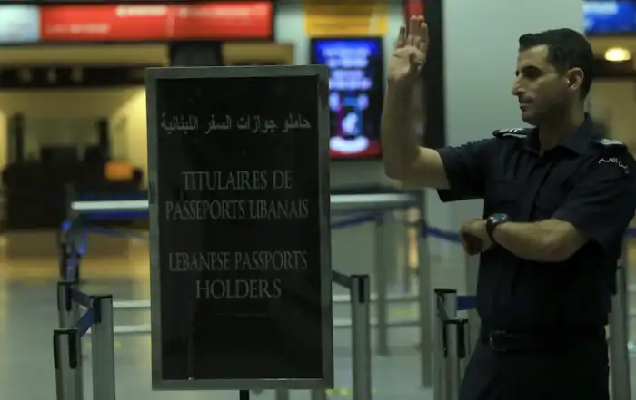 المطار بوابة