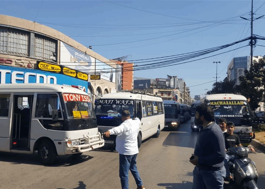 بالصور- لقمع المخالفات في قطاع النقل، سائقو الباصات العموميّة يقطعون الطريق أمام سرايا طرابلس